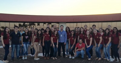 Acadêmicos de Contábeis visitam o complexo avícola da C.VALE