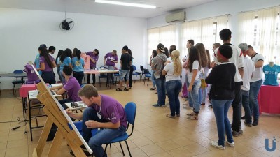 Cerca de mil alunos conheceram a Fábrica de Camisetas e Feira do Empreendedor da UESPAR
