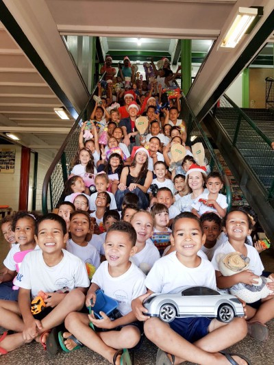Jovens do Rotaract e da UESPAR presenteiam 250 famílias do CAIC