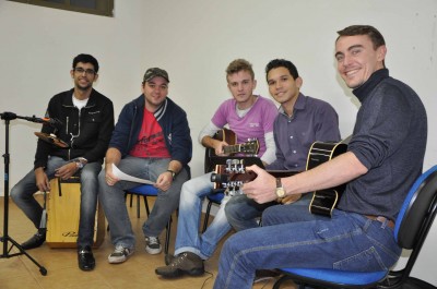 Jovens talentos formam uma banda na faculdade