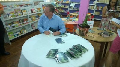 Professor da Uespar lança seu segundo livro