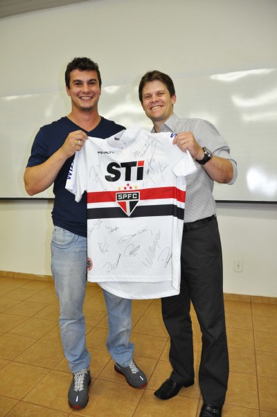 Tiago Spricigo é homenageado pelos jogadores do São Paulo
