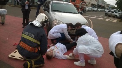Estudantes de Artes da Uespar encenaram durante passeio ciclístico das cooperativas