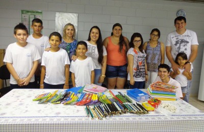 Acadêmicos da UESPAR doam materiais escolares 