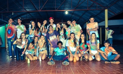 Acadêmica de Artes da UESPAR ensina adolescentes a criar música com copos plásticos
