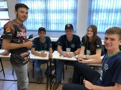 Alunos do Colégio Agrícola participam de oficinas na Uespar Facitec