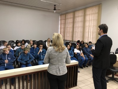 Juiz Sérgio Decker fala sobre Cidadania aos alunos do sexto ano 