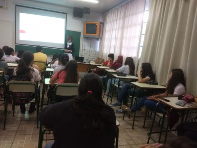 Aluna de Artes apresenta a cultura japonesa aos estudantes do colégio Costa e Silva de Terra Roxa
