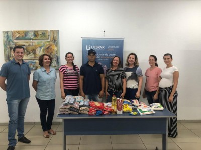 UESPAR doa alimentos arrecadados no Vestibular Solidário