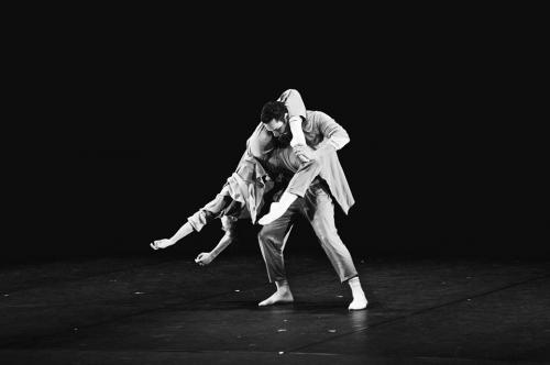 Artista de Madrid aplica curso de dança & sala de aula na UESPAR